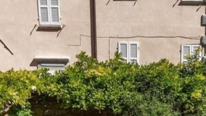 A courtyard with a stone wall, potted plants, and outdoor furniture. - PALAZZO PALESA B&B dimora storica (San Casciano dei Bagni)