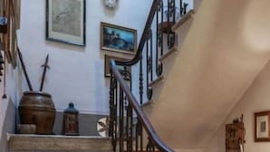 A staircase with a wooden handrail and a radiator on the landing. - PALAZZO PALESA B&B dimora storica (San Casciano dei Bagni)