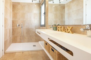 奢華頂樓客房, 多間臥室, 2 間浴室, 山間 (Door To The Sun Estepona) | 浴室 | 淋浴設備、吹風機、毛巾、肥皂