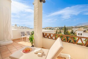 럭셔리 펜트하우스, 침실 여러 개, 욕실 2개, 산비탈 (Door To The Sun Estepona) | 테라스/파티오