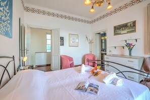 Villa estándar, varias habitaciones, 2 baños, junto al lago (Villa Incanto Sul Lago Lake Front) | 3 dormitorios, wifi gratis, ropa de cama