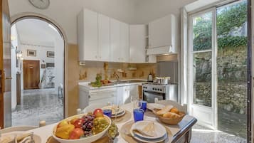 Villa estándar, varias habitaciones, 2 baños, junto al lago (Villa Incanto Sul Lago Lake Front) | Cocina privada | Frigorífico, horno, placa de cocina y hervidor eléctrico