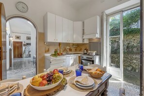 Standardvilla - flere soveværelser - 2 badeværelser - ved sø (Villa Incanto Sul Lago Lake Front) | Privat køkken | Køleskab, ovn, kogeplade, elkedel