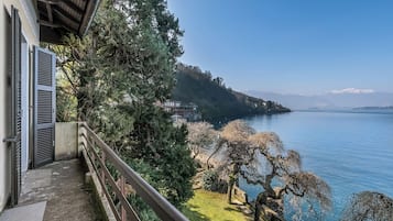 Standard Villa, Multiple Bedrooms, 2 Bathrooms, Lakeside (Villa Incanto Sul Lago Lake Front) | Property grounds