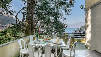 Standard-Villa, Mehrere Schlafzimmer, 2 Bäder, Seeseite (Villa Incanto Sul Lago Lake Front) | Speisen im Freien