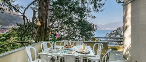 Villa Standard, plusieurs chambres, 2 salles de bains (Villa Incanto Sul Lago Lake Front) | Restauration extérieure