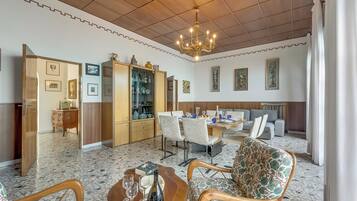 Standard-Villa, Mehrere Schlafzimmer, 2 Bäder, Seeseite (Villa Incanto Sul Lago Lake Front) | Speisen