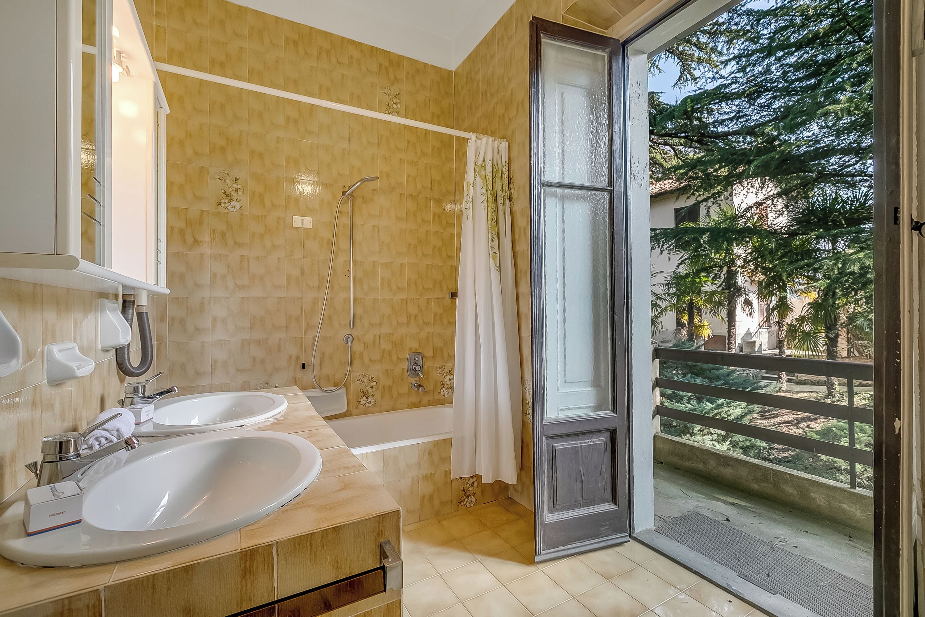 Villa estándar, varias habitaciones, 2 baños, junto al lago (Villa Incanto Sul Lago Lake Front) | Baño | Ducha y bañera combinadas, secador de pelo, bidé y toallas