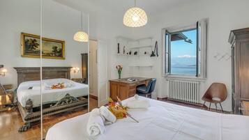 Standard Villa, 3 Bedrooms, 2 Bathrooms, Lakeside (Villa Incanto Sul Lago Lake Front) | 3 bilik tidur