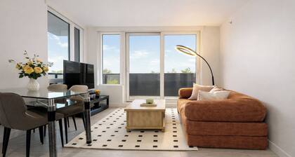 Modern 3br 2bt apartment 5 minute to Joyce SkyTrain & Street parking available