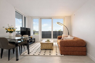 Modern 3br 2bt apartment 5 minute to Joyce SkyTrain & Street parking available