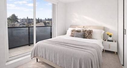 Modern 3br 2bt apartment 5 minute to Joyce SkyTrain & Street parking available