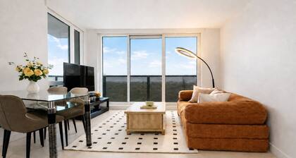 Modern 3br 2bt apartment 5 minute to Joyce SkyTrain & Street parking available