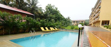 Kolam renang outdoor