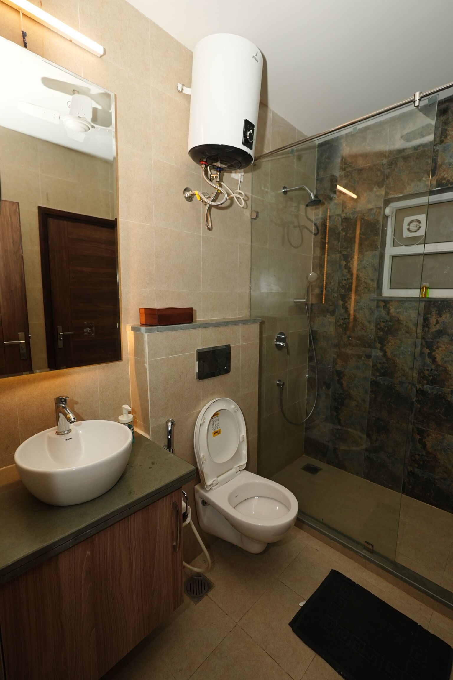 Apartment | Bathroom | Free toiletries, towels, soap, shampoo