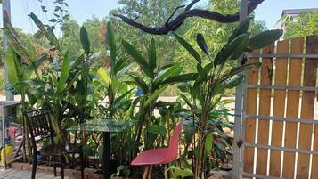 ห้องดีลักซ์, ปลอดบุหรี่, วิวสวน | บริเวณนั่งเล่น