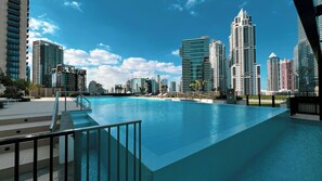 Rooftop pool - The Burj Crown Stays by UniDwellers Holiday homes (Dubai)