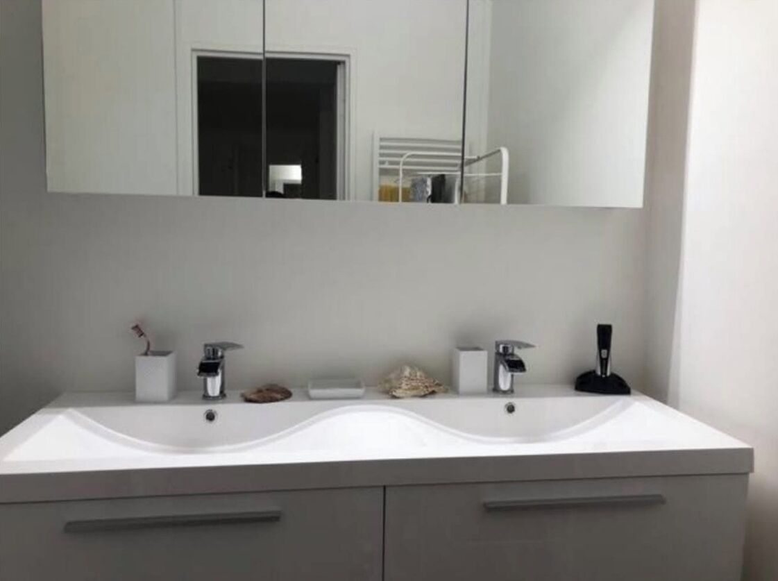 Douche, sèche-cheveux, serviettes fournies, savon