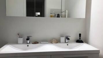 Douche, sèche-cheveux, serviettes fournies, savon
