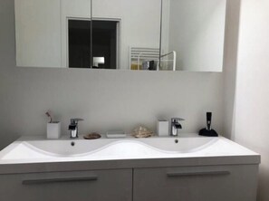 Shower, hair dryer, towels, soap - 3-room apartment with garden in Boulogne-Billancourt /Paris (Boulogne-Billancourt)