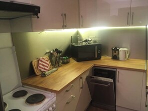 Private kitchen - 3-room apartment with garden in Boulogne-Billancourt /Paris (Boulogne-Billancourt)