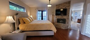 4 bedrooms, desk, iron/ironing board, free WiFi - Perfect 4-Br Resort Style House with Circular Drive Pool & Jacuzzi in La Quinta (La Quinta)