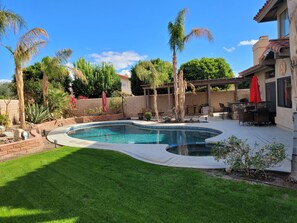 Outdoor pool, a heated pool - Perfect 4-Br Resort Style House with Circular Drive Pool & Jacuzzi in La Quinta (La Quinta)
