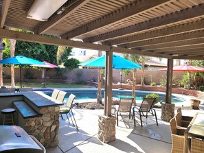 Terrace/patio - Perfect 4-Br Resort Style House with Circular Drive Pool & Jacuzzi in La Quinta (La Quinta)