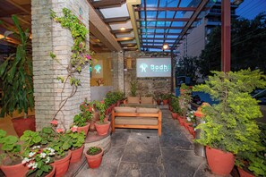 Lobby sitting area - Bodhi Suite Boutique Hotel & Wellness (Pokhara)