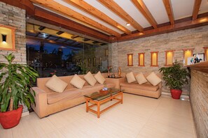 Lobby sitting area - Bodhi Suite Boutique Hotel & Wellness (Pokhara)