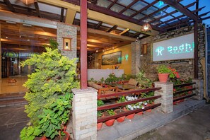 Lobby sitting area - Bodhi Suite Boutique Hotel & Wellness (Pokhara)