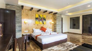 Deluxe Suite | Desk, laptop workspace, soundproofing, bed sheets