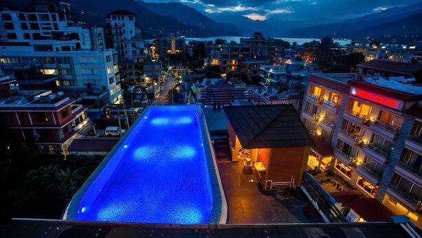 Kolam renang atas bumbung