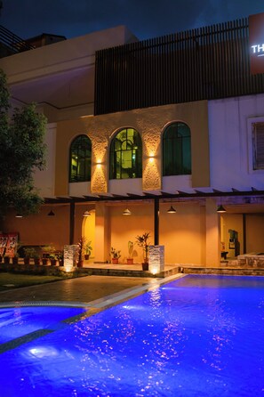 2 outdoor pools - Bodhi Suite Boutique Hotel & Wellness (Pokhara)
