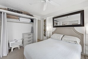 1 habitación, escritorio, tabla de planchar con plancha y wifi 