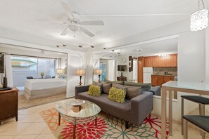 1 bedroom, WiFi, bed sheets - Central Waikiki w/ Pool, 1BR, 2 Blocks to Beach (Honolulu)