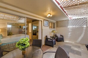 Outdoor dining - Central Waikiki w/ Pool, 1BR, 2 Blocks to Beach (Honolulu)