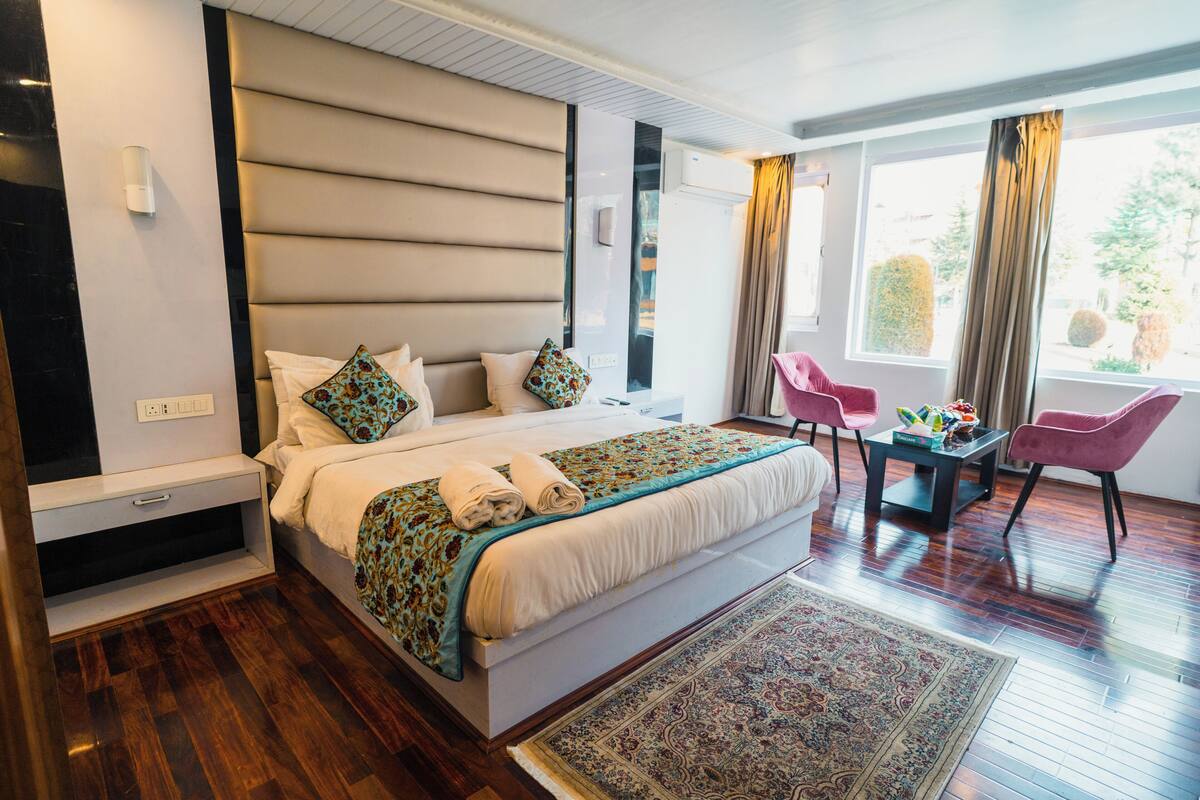 Premium Double Room | Peti besi dalam bilik, meja, ruang kerja komputer riba, kalis bunyi 