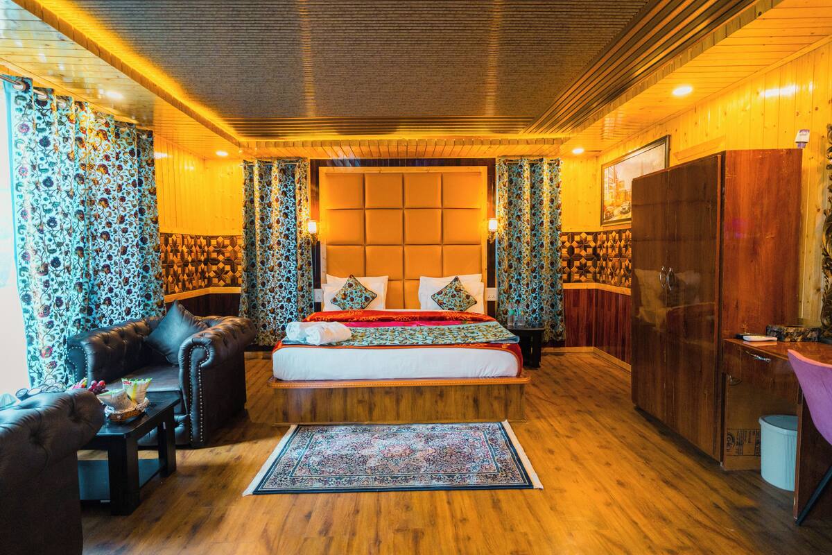 Luxury Cottage | Peti besi dalam bilik, meja, ruang kerja komputer riba, kalis bunyi 