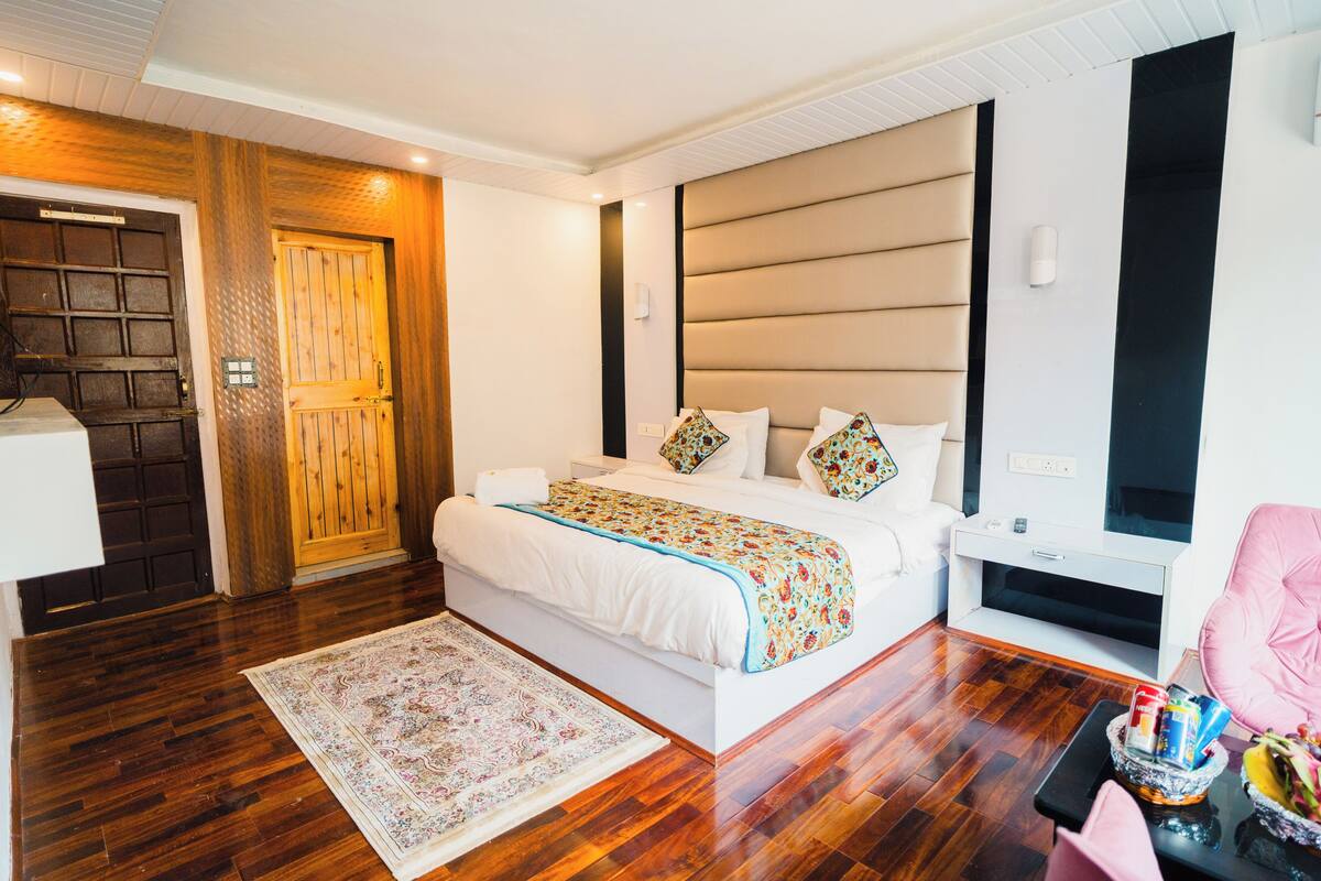 Deluxe Double Room | Peti besi dalam bilik, meja, ruang kerja komputer riba, kalis bunyi 