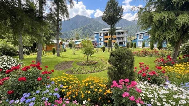 Hotel com jardim na frente, rodeado por montanhas.