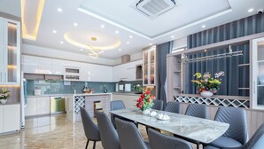 Vila Deluks, pemandangan kota | Tempat makan