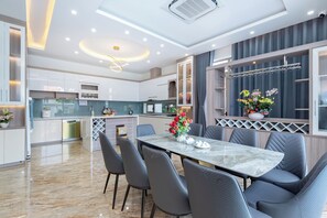 Villa – deluxe, byutsikt | Spiseområde