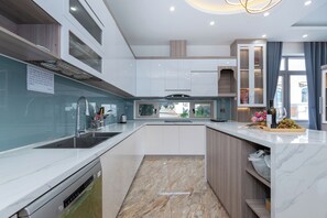 Private kitchen - Nancy Grand Strip Villa Pool new 1 (Vũng Tàu)