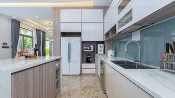 Deluxe Villa, City View | Private kitchen