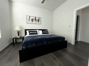 3 habitaciones, tabla de planchar con plancha, internet y ropa de cama 