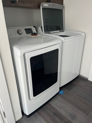 Interior - Gorgeous 3-bedroom Luxury townhome Rooftop Views & 2 Free Parking in San Antonio (San Antonio)