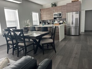 Private kitchen - Gorgeous 3-bedroom Luxury townhome Rooftop Views & 2 Free Parking in San Antonio (San Antonio)