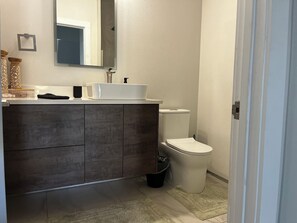 Shower, hair dryer, towels, soap - Gorgeous 3-bedroom Luxury townhome Rooftop Views & 2 Free Parking in San Antonio (San Antonio)