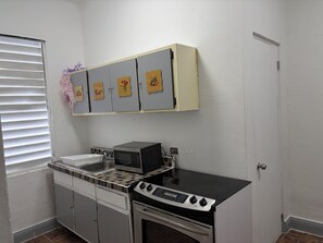 Frigorifero, microonde, forno, piano cottura